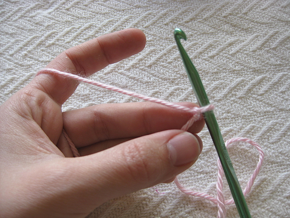 how to hold yarn for crochet