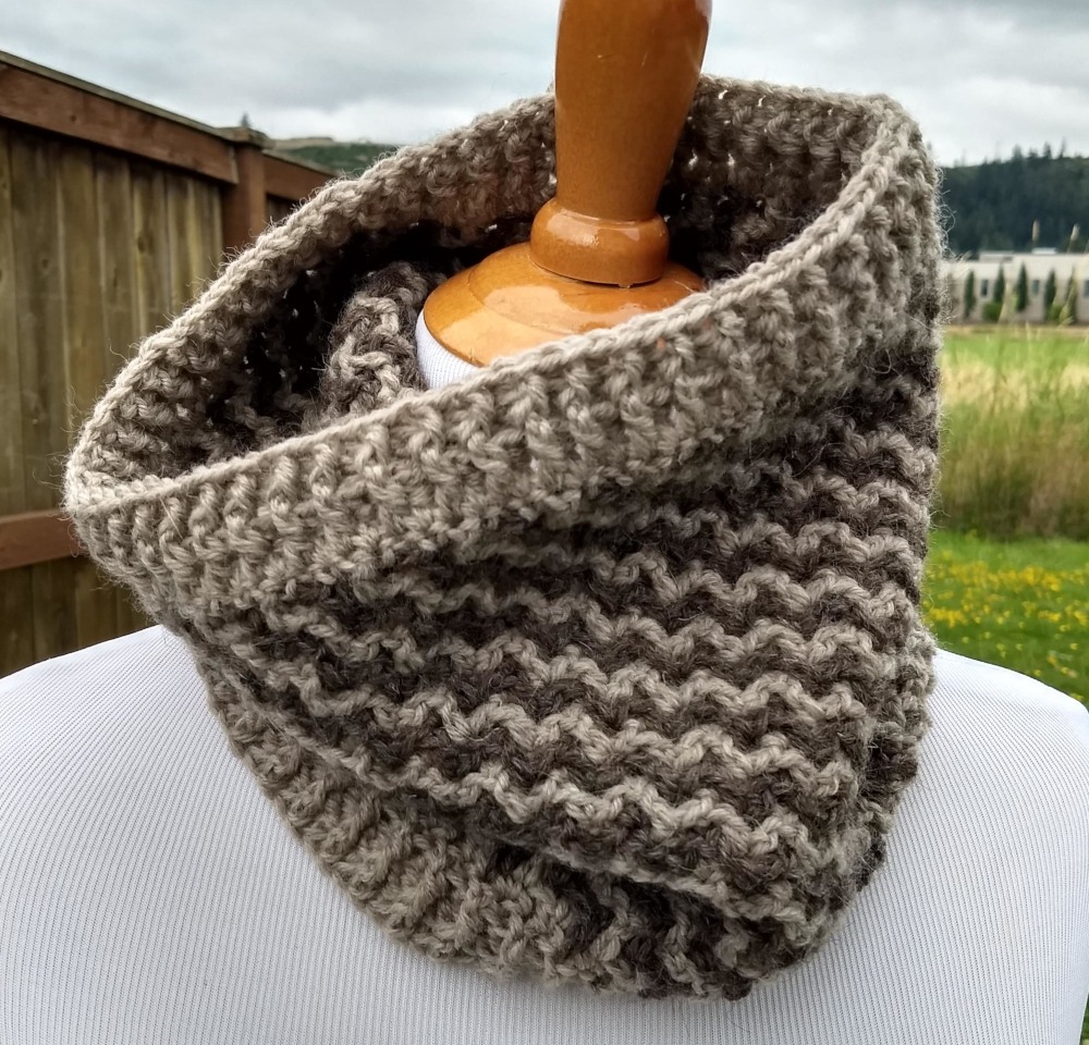 Zigzag Cowl Design using interlocking crochet, light and dark gray wool in zigzag design with ribbed edging