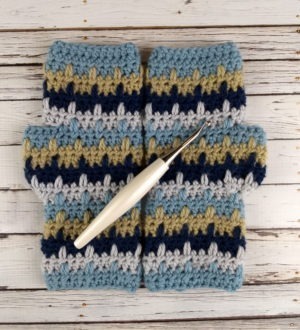 Free Crochet Pattern Striped Fingerless gloves with spike stitch