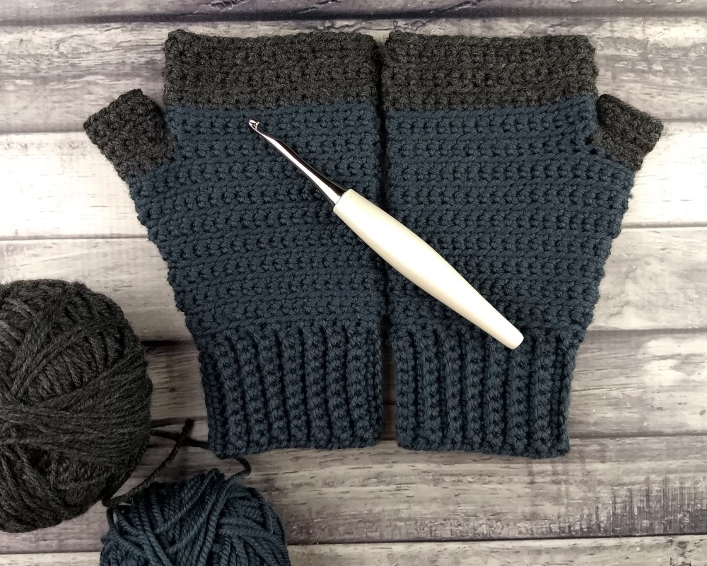 Crochet Fingerless Gloves pattern for men using worsted weight yarn and size H crochet hook